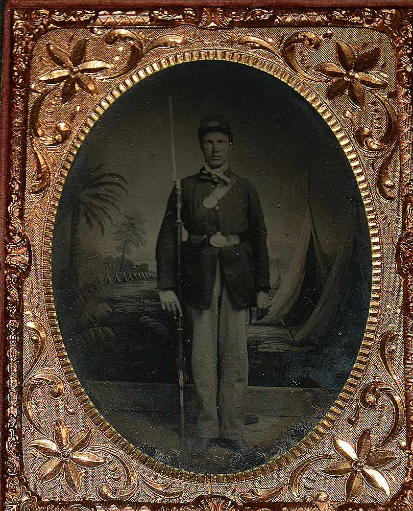 1/4 PLATE TINTYPE OF ARMED UNION SOLDIER