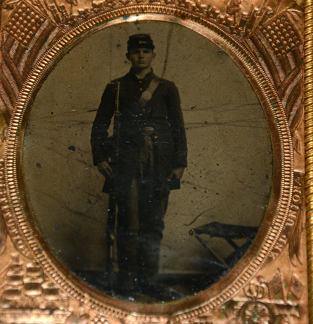 1/6 PLATE TINTYPE OF ARMED UNION SOLDIER