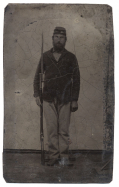 UNFRAMED 1/8-PLATE TINTYPE OF UNION SOLDIER WITH MISSISSIPPI RIFLE & SABER BAYONET