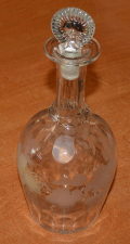 LOVELY DECANTER WITH ETCHED GRAPE VINE DESIGN & SUNBURST STOPPER